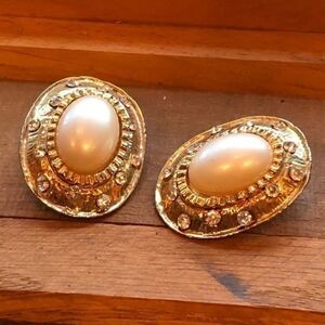 Vintage Draper's & Damon's Clip on Earrings